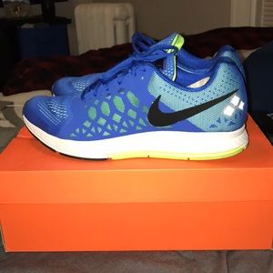 NEW IN BOX!! Nike men’s sneakers size 11.5